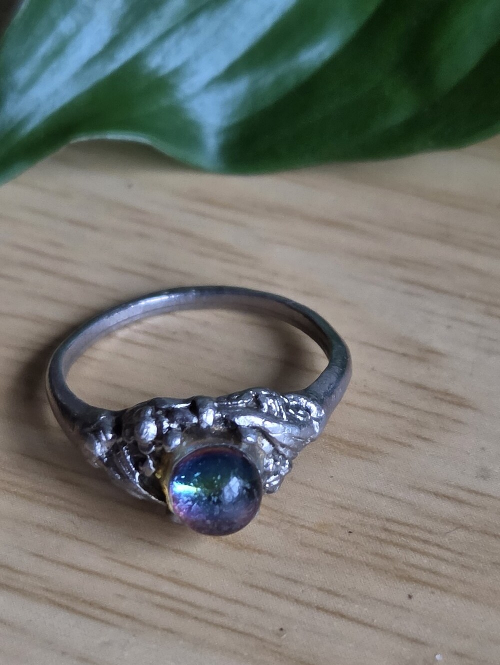 Vintage Irredessant Mystical Crystal Ball Ring. Size 8.